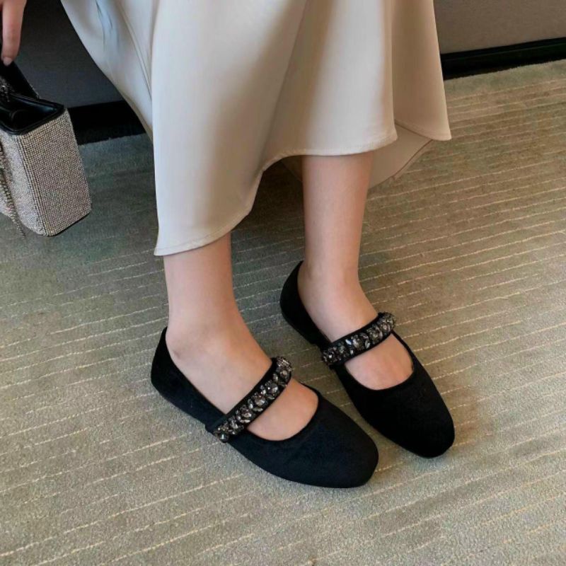 Giày bệt nhung đen.