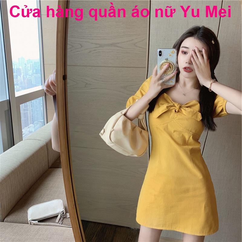 Trang phục nữ mẫu mới mùa hè 2021 váy liền thân màu xanh lam miệng vuông kiểu Pháp trễ vai tay bồng vàng nhạt