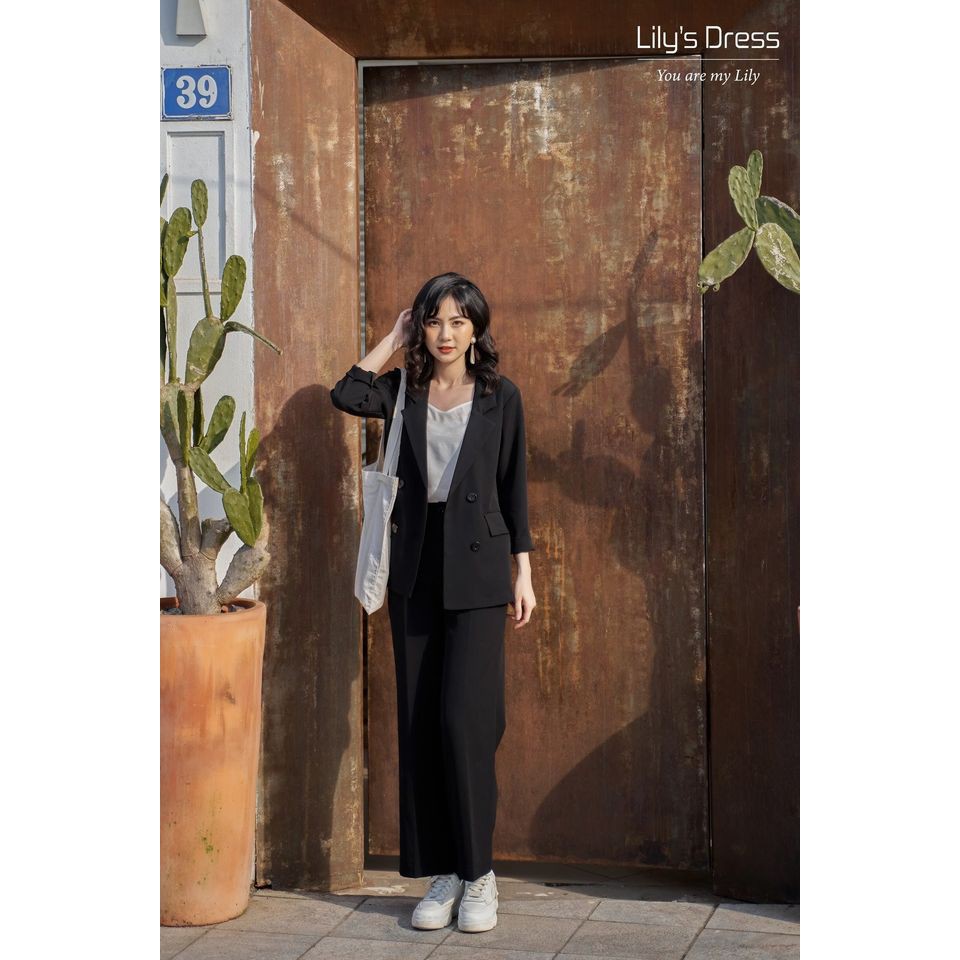 Set Blazer Đen 4 cúc dáng ngắn + quần sớ by Lilie | BigBuy360 - bigbuy360.vn