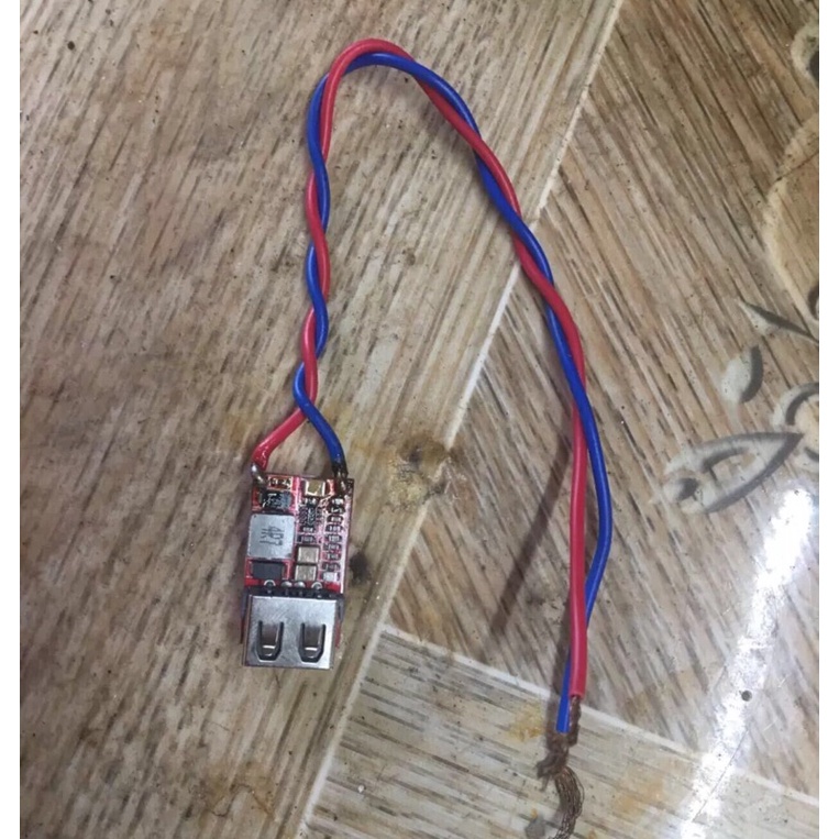 Mạch sạc điện thoại ghim vào ác quy ôtô, xe máy