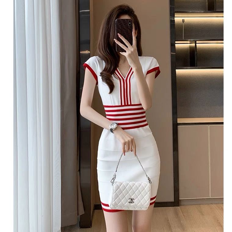Summer women's wear new sleeveless back skirt in 2022, a small white knitted dress shows thin waist in summer.
