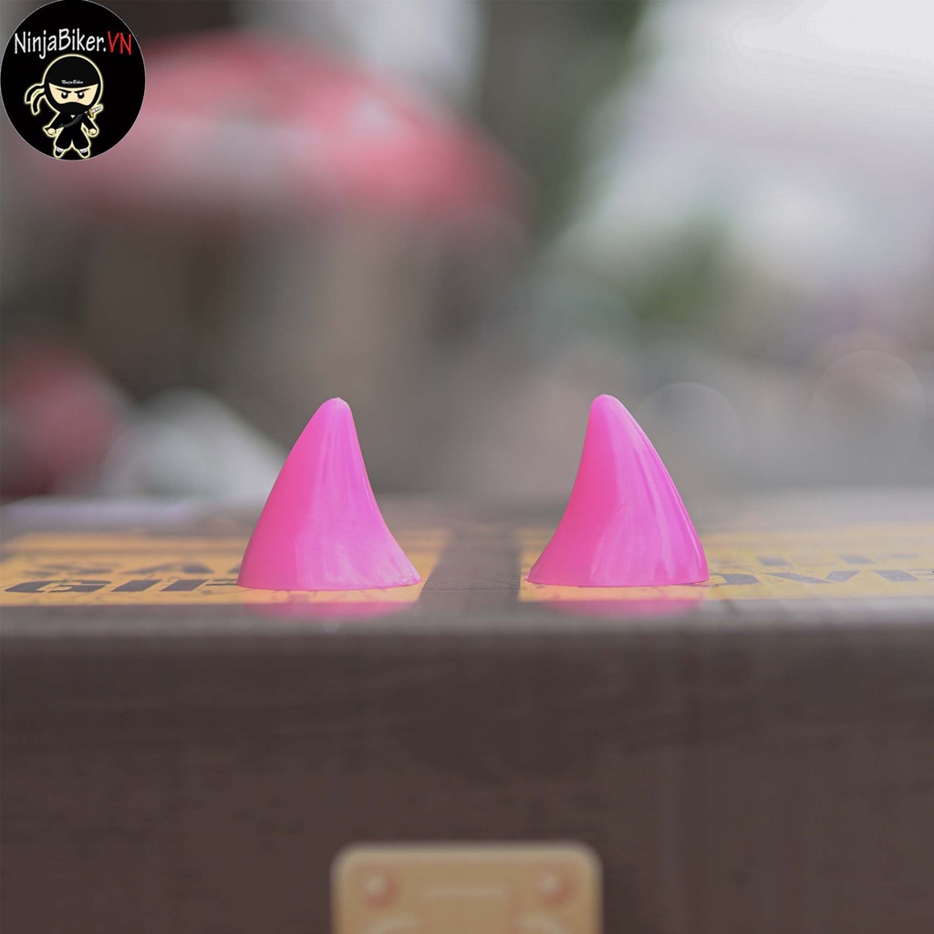 sừng mini nhọn màu hồng kèm keo dán gắn nón bảo hiểm
