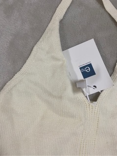 Áo croptop len màu kem cột dây