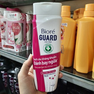 Sữa tắm Biore Sạch mịn thư giãn 220g (hạt mát-xa làm mịn và sáng da)
