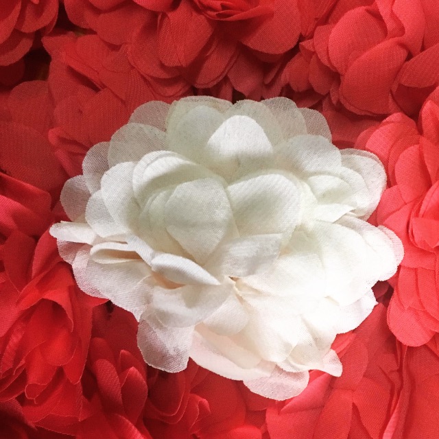 Hoa voan trang trí váy, gắn sẵn gim cài ngực áo của Vải rẻ HB shop