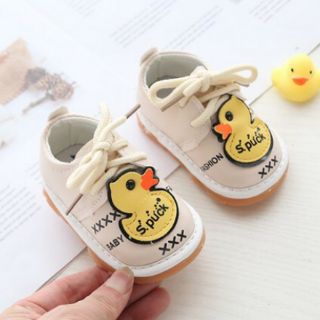 Giày tập đi vịt vàng cho bé.