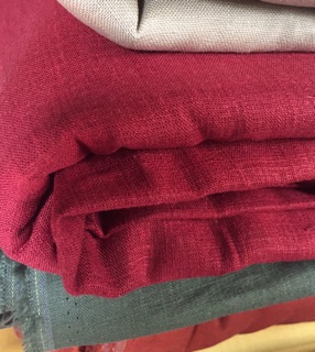 Vải linen tưng gân màu đỏ đô.