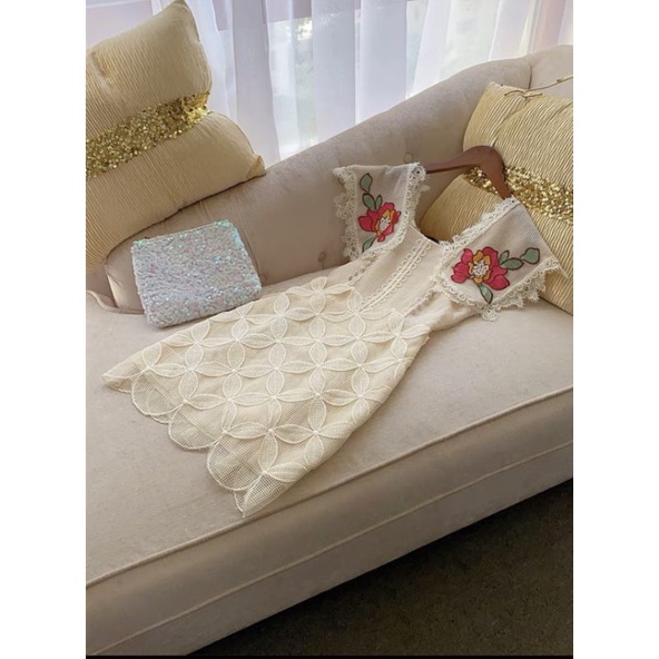 Váy ren hoa cao cấp.