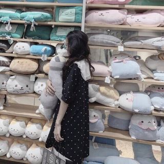 Váy chấm bi cổ bèo