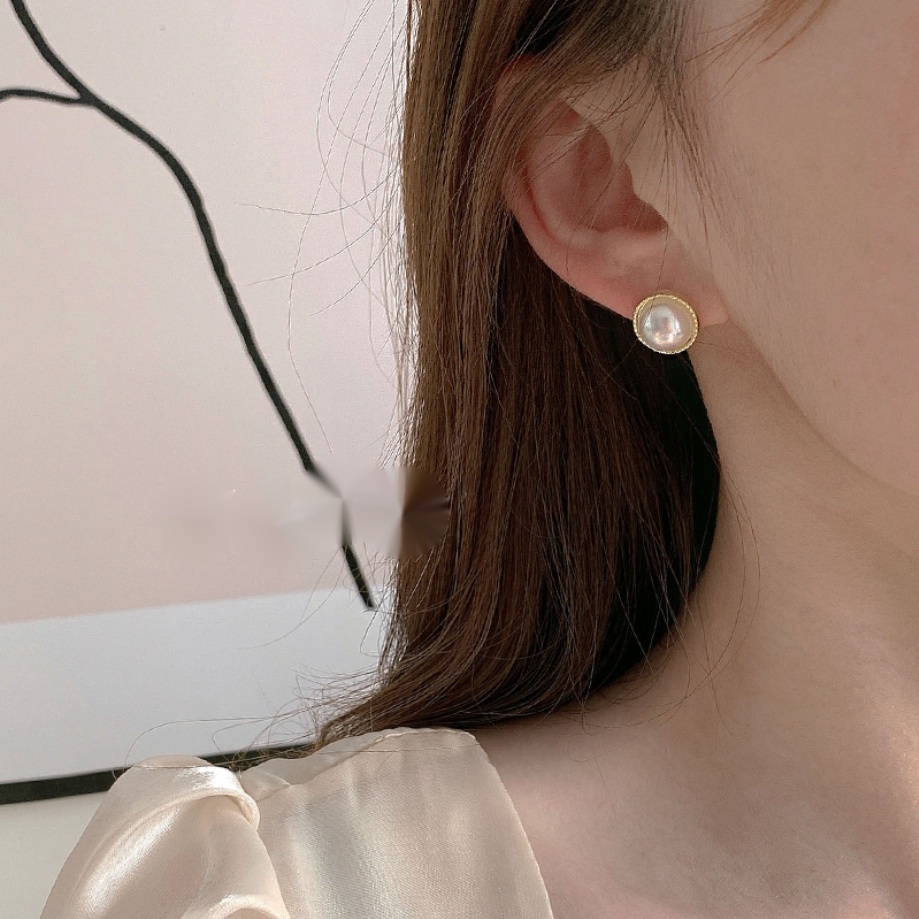 MOCHASHUĐôi bông tai Mochashu đính ngọc trai giả viền vàng đơn giản thanh lịch mạ bạc S925 nhỏ nhắn