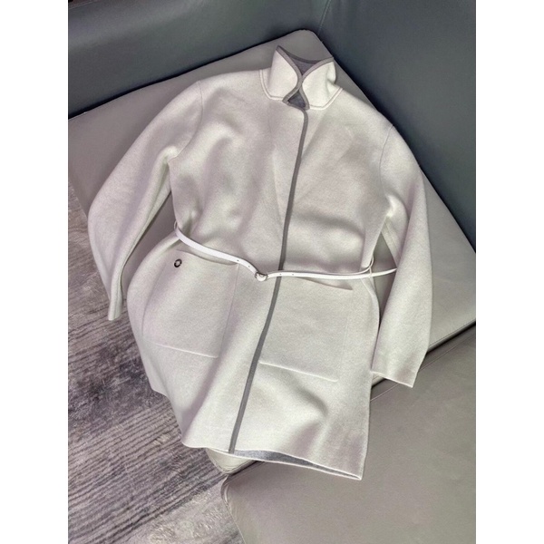 Áo dáng vừa thắt lưng ngược mặc được hai kiểu siêu tiện lợi. | BigBuy360 - bigbuy360.vn