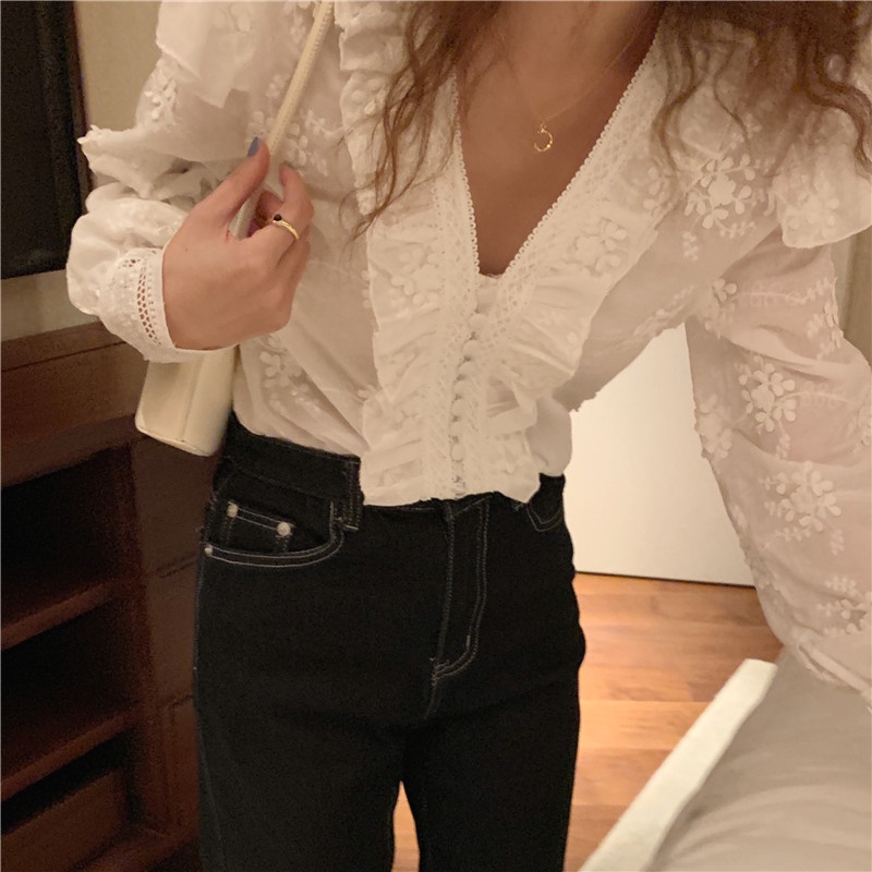 Áo sơ mi ren trắng dài tay MORAN cổ V phối bèo vai cánh tiên điệu đà style Hàn Quốc