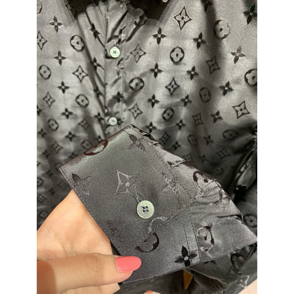 Áo phông cao cấp Louis Vuitton LV thiết kế thời trang với lớp vải mềm và thoải mái