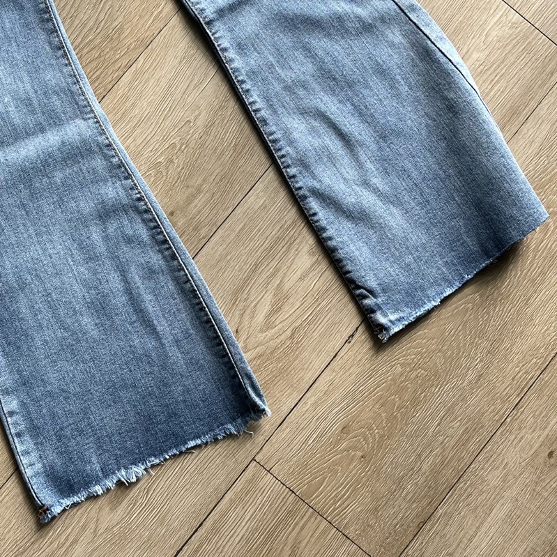 Quần jean dài co giãn tốt, kiểu dáng ống bas lai tưa, màu sắc cơ bản! | BigBuy360 - bigbuy360.vn