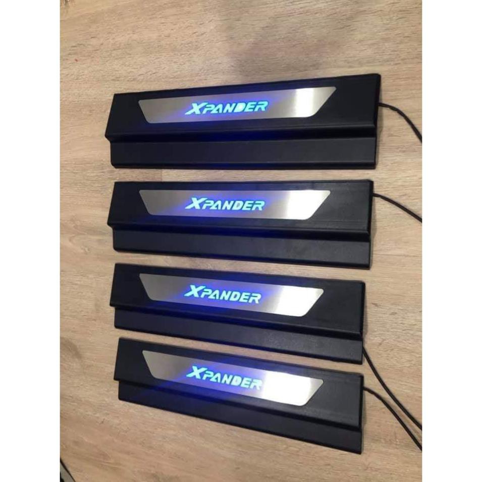 Ốp bậc cửa có đèn led cho xe Xpander 2018- 2019-2020
