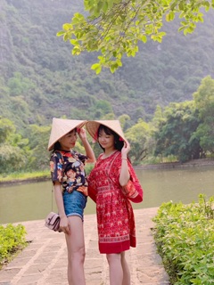 Váy đỏ thổ cẩm
