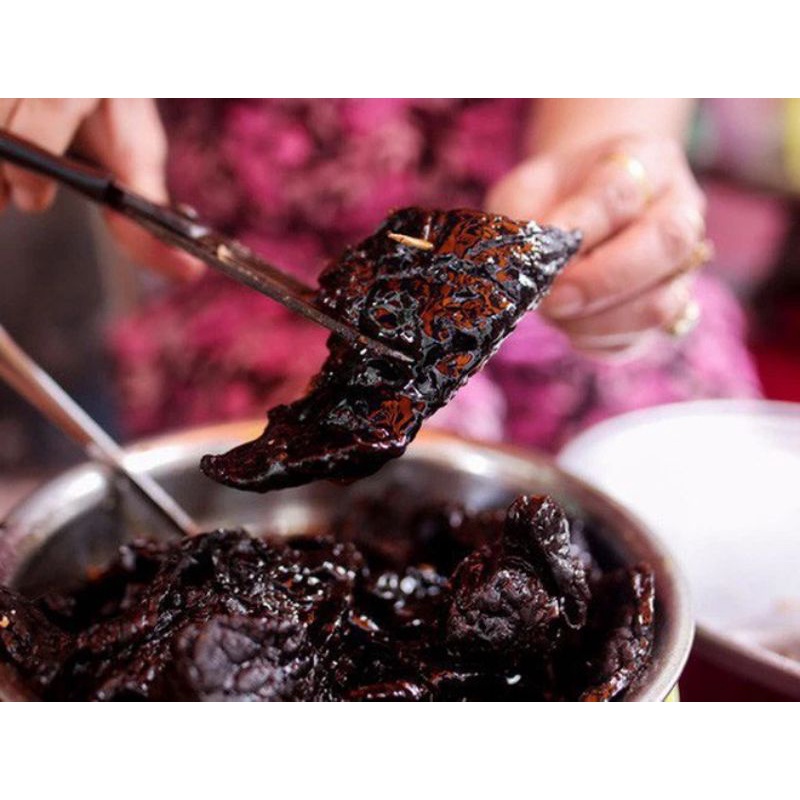 HỘP 500G KHÔ BÒ ĐEN CÓ KÈM NƯỚC XỐT BÒ NHÀ LÀM.