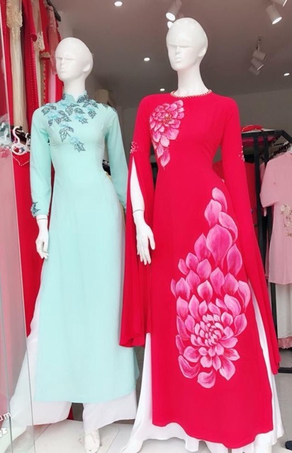 Áo dài đỏ vẽ hoa tay xẻ 4 tà, kèm quần