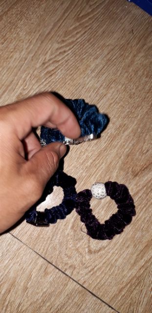 Combo 5 chiếc cột tóc bằng vải nhung có 5 màu khác nhau