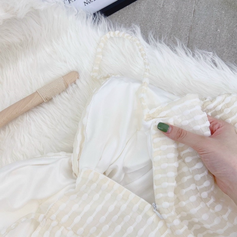 Đầm nude hai dây rớt tay phồng xoắn ngực khoét