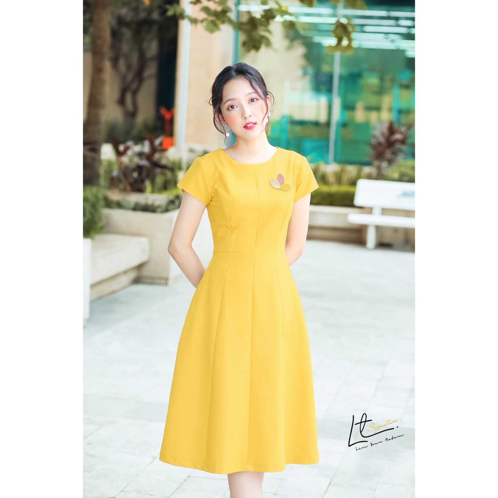 VÁY XOÈ TỐI GIẢN ĐÍNH LÁ 3 MÀU NGỰC TRÁI | BigBuy360 - bigbuy360.vn