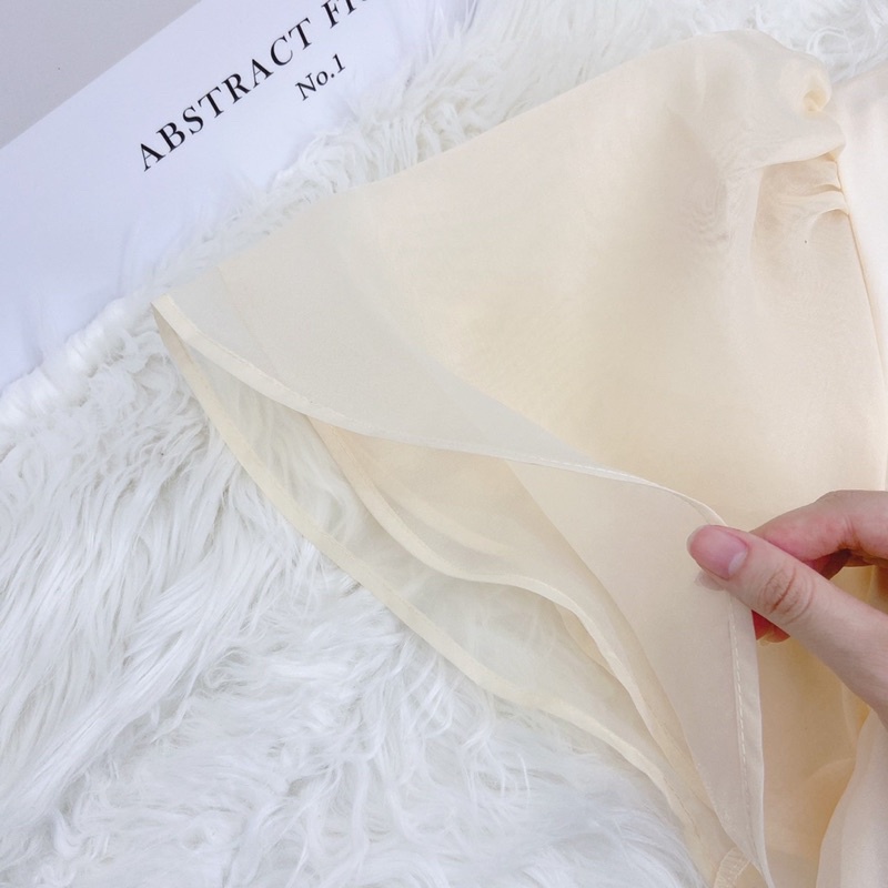 ĐẦM XOÈ TAY TIÊN ĐÍNH HOẠ TIẾT CUT OUT NGỰC