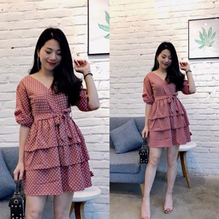 Váy chấm bi cổ chéo