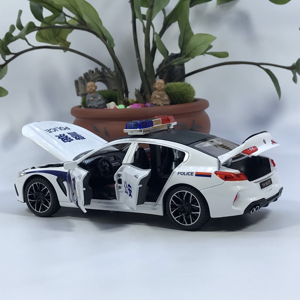 Mô hình xe cảnh sát BMW M8 bằng hợp kim tỷ lệ 1:24 có còi hú chuyên dụng