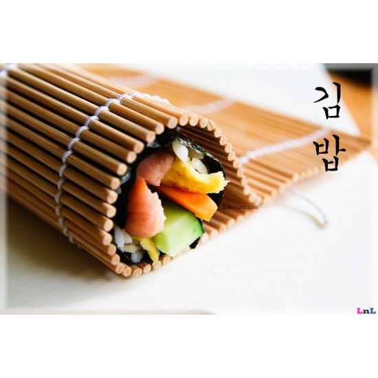 Mành tre cuộn cơm kimbap, sushi hàng Việt Nam