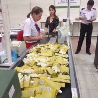 Matxa sữa non bà già dung tích 100ml làm trắng mịn da. mùi cực thơm, kem bên trong màu trắng bà sau khi maxa mặt tr mịn