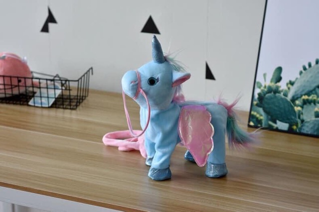 Đồ chơi ngựa pony biết đi biết hát biết hí và lắc mông.