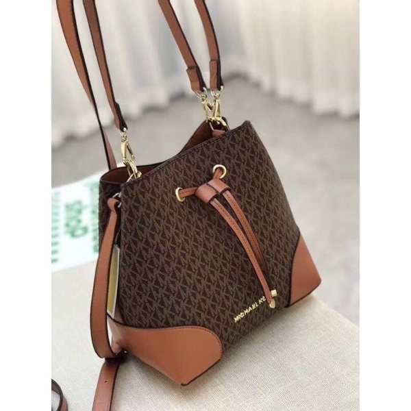 TNS-Túi bucket rút dây siêu hot M•K mercer-chất da bền đẹp-tone nâu kem chữ logo đặc trưng