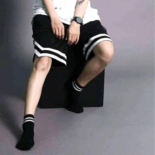 Quần short đùi unisex chữ V kẻ trắng nam nữ dáng thụng thoải mái chơi thể thao chất dày màu đen siêu đẹp