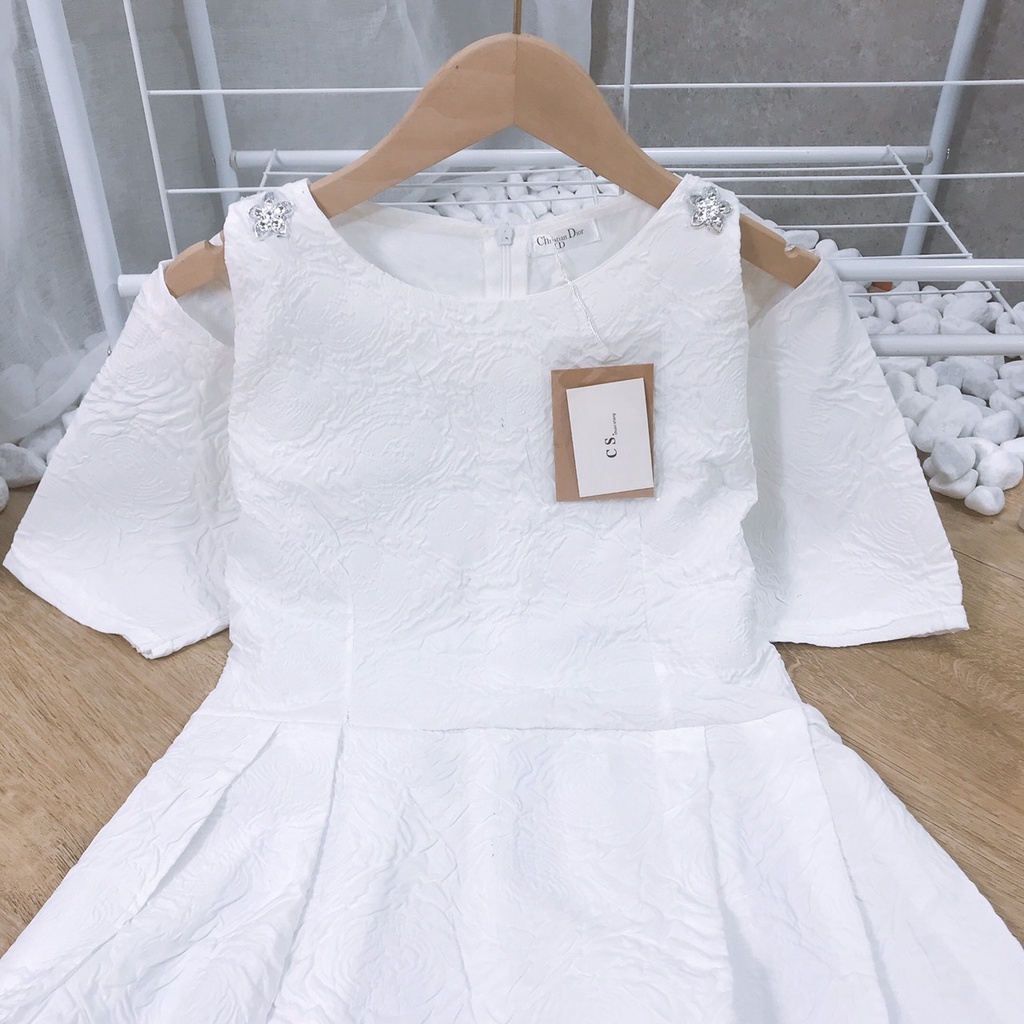 Đầm Trắng Hở Vai Gấm Hoa Chất Xốp Đính Hoa Đá Có Khóa Lưng, Váy Trắng Hở Vai Gấm Hoa ShopXinh888888