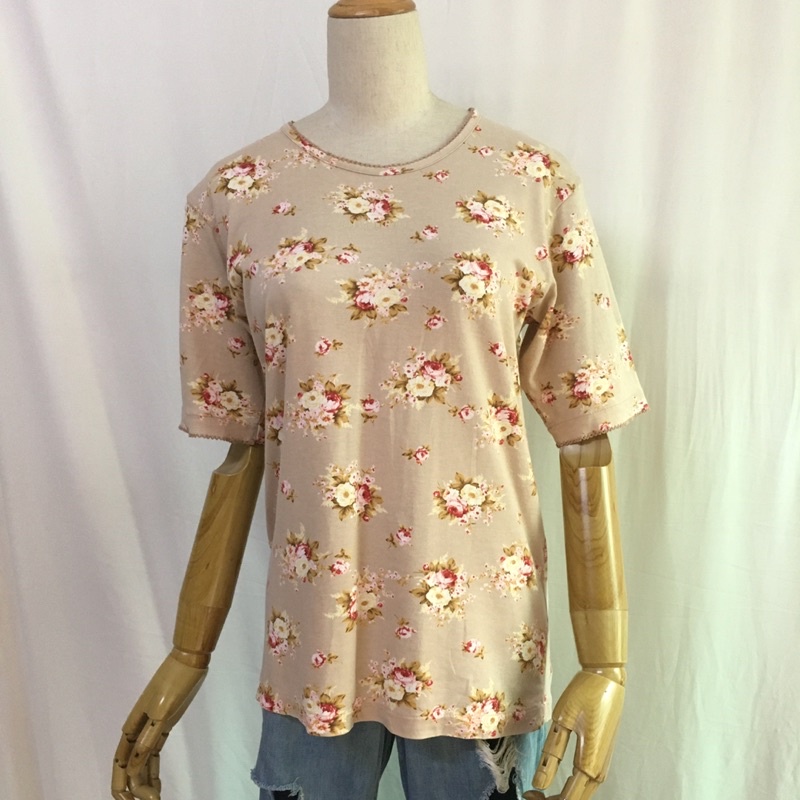 Áo thun Dual Berge Daisy- Nhật vải cotton in hoa hồng dáng xuông dài cổ tròn tay ngắn si tuyển