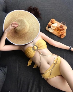 BIKINI QUÂY NGANG KHUY ĐÁ