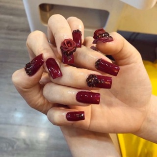 Hoa hồng ôm trai gắn móng nail