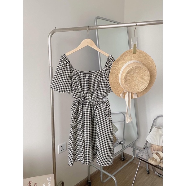 váy kẻ trễ vai khoét eo