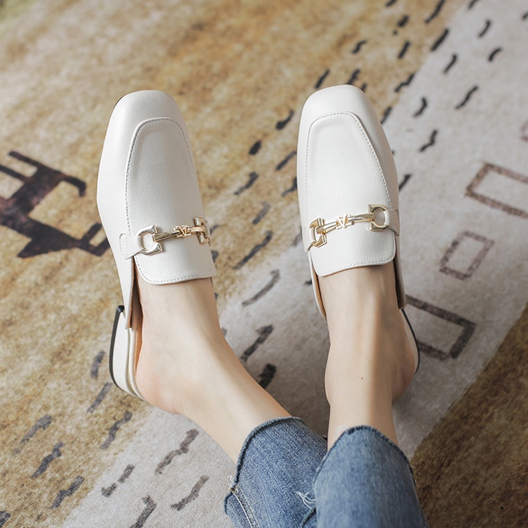 Flat sandals with simple design fashion