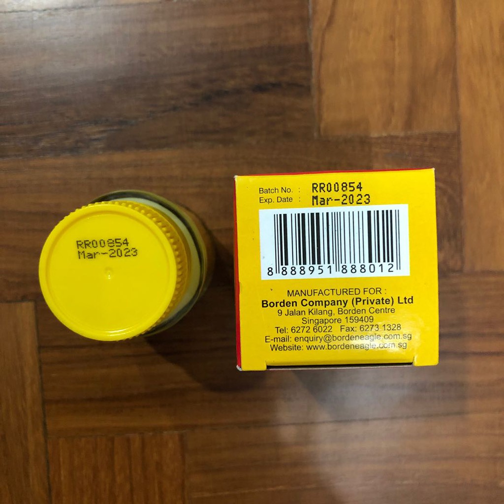 Dầu cù là Con Ó Singapore Eagle Brand hộp vàng & xanh