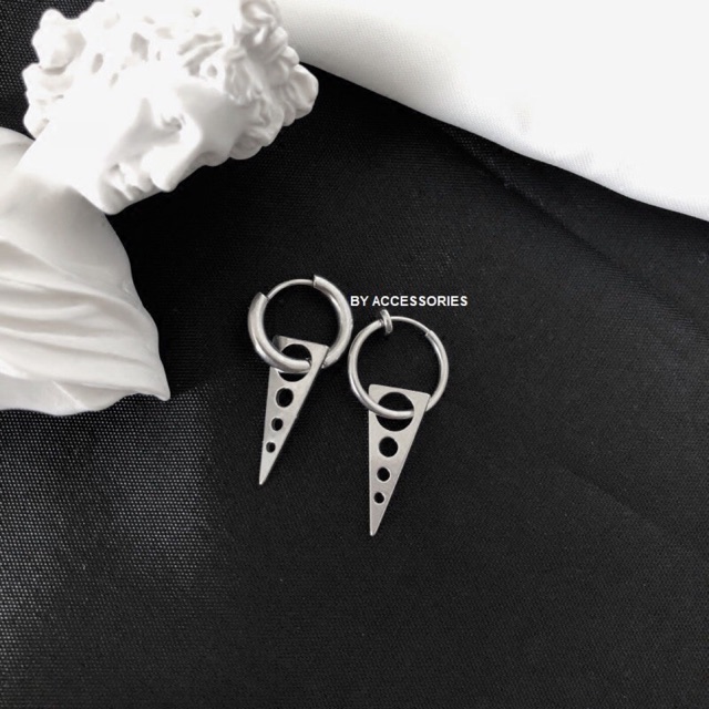 Khuyên tai titan unisex tròn mỏng phối mặt tam giác ngược không gỉ