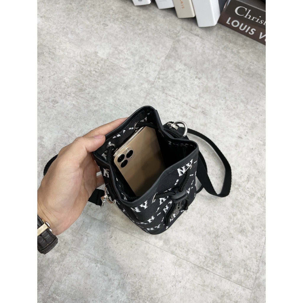 Túi đeo chéo nữ MLB NY Monogram mini bucket bag hàng DƯ FULL TEM TAG