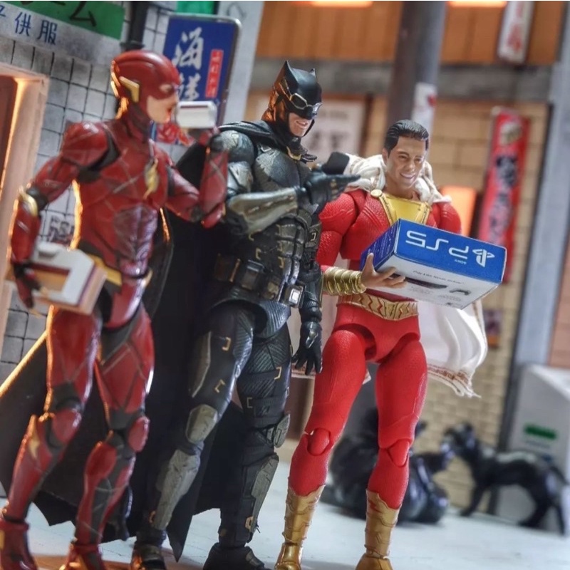 Mô hình Action Figure MAFEX Batman Justice League - Tactical Suit ver. No.064 có giá đỡ