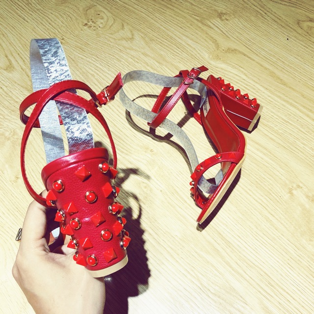 Giày louboutin nạm đinh cực hot full box hình shop tự chụp không giống hình đền gấp 10 lần luôn ạ