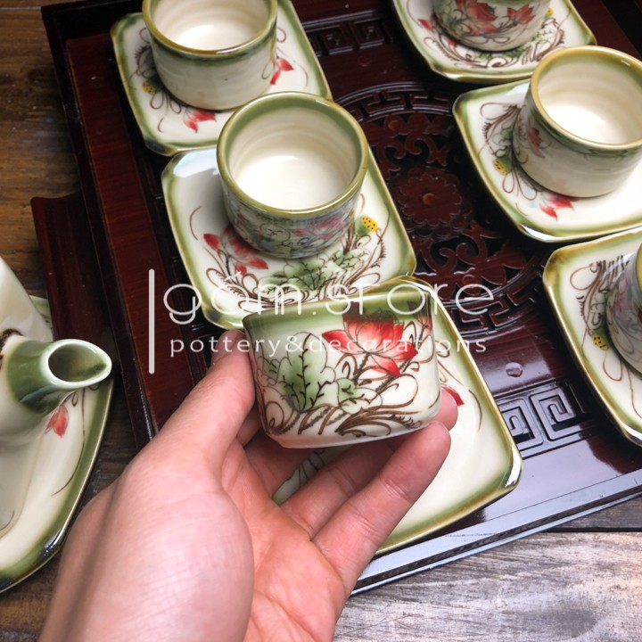 Ấm trà Bát Tràng dáng vuông vẽ tay hoa sen