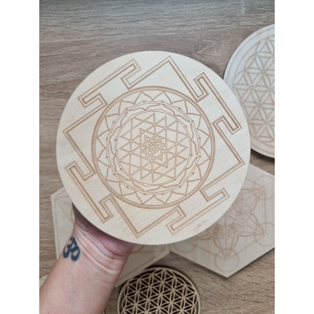 Crystal Grid - lưới tinh thể dùng tăng sức mạnh của đá thanh tẩy, Tarot