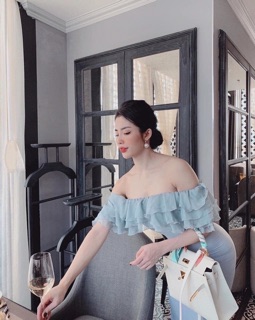 Đầm trễ vai dự tiệc