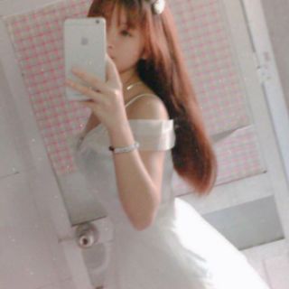 Đầm lưới bẹt vai kết bông
