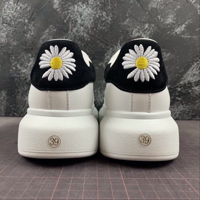 Giầy thể thao mc qeeeen hoa cúc mới nhất nam | BigBuy360 - bigbuy360.vn