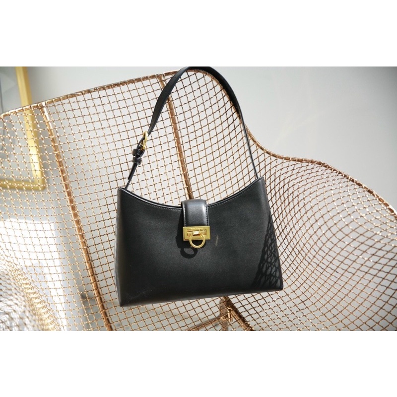 FERRAGAMO TRIFOLIO BAG 👉🏻Salvatore cũng bắt kịp trend ra mắt chiếc túi kẹp nách thiết kế đơn giản